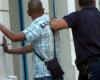 Discretamente vigilados por agentes de policía, tres delincuentes entran en una tienda y roban un bolso en Montpellier