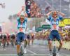 Tour de Francia: magnífico número del DSM que firma el doblete, Romain Bardet de amarillo