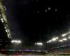 Alemania-Dinamarca: un hombre se subió al techo del estadio durante el partido (foto)