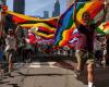 Las calles del centro de Toronto se llenan de juerguistas y banderas de arcoíris para el desfile del Orgullo de la ciudad