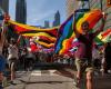 Miles de personas se reúnen en el centro de Toronto para el desfile del Orgullo