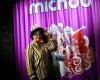 Chez Michou, el famoso cabaret parisino cierra sus puertas y espera a su liquidador