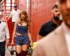 Taylor
      Swift
      en
      el
      partido
      de
      los
      Kansas
      City
      Chiefs
      y
      los
      Baltimore
      Ravens
      con
      botas
      rojas