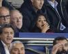 Vestida con los colores del Stade Rennais, Salma Hayek, apasionada seguidora