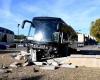 Espectacular accidente en el centro de la ciudad de Carcassonne, un autobús termina su recorrido en la fuente