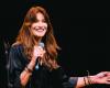 Carla Bruni presume sus piernas con un impecable abrigo en la Semana de la Moda