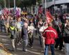 Cientos de personas marchan por las calles de Lorient.