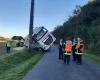 Un camión vuelca y pierde toda su carga de trigo.