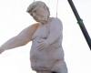 Estatua desnuda de Donald Trump colgada de una grúa enfurece a los republicanos de Nevada