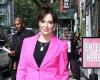 De regreso a Broadway, Alyssa Milano aparece con un elegante conjunto rosa intenso