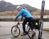 Suben a la montaña en bicicleta para ir a esquiar