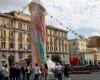 Un falo de 12 metros con los colores de la Commedia dell’Arte genera debate en Nápoles