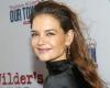 La espléndida aparición de Katie Holmes con un vestido de raso negro en Broadway