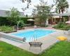 Piscina, terraza, palmera, viven en una típica villa vintage de los años 70, que recuerda a la California de Alsacia.