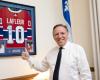 François Legault compró un jersey de Guy Lafleur con fondos públicos