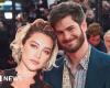 Andrew Garfield lleva el recorte de cartón de Florence Pugh al estreno