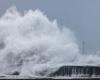 Olas de cinco metros y miles de evacuados a medida que se acerca el tifón