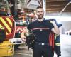 El bombero revela el peso del uniforme en un libro.