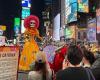 El icónico esqueleto del ‘Día de Muertos’ visita Times Square