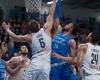 Un intenso partido de baloncesto