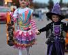 Halloween: pequeños monstruos desfilan por las calles y disfrutan de un Halloween con un calor récord