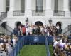 Donald Trump y Kamala Harris rastrean a jóvenes en campos deportivos