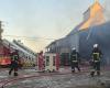 Gran incendio en un edificio agrícola