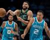 Grant Williams de los Hornets expulsado después de taclear a su ex compañero Jayson Tatum en la victoria de los Celtics por 124-109