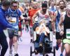 Colin Farrell termina el maratón de Dublín mientras empuja a un amigo en silla de ruedas