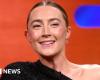 Saoirse Ronan dice que la reacción al clip viral de seguridad de las mujeres de Graham Norton es “salvaje”