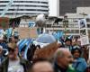 Miles de personas marchan en Londres contra la contaminación del agua