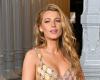 Blake Lively icónico con un minivestido de cota de malla