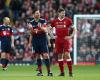 Steven Gerrard reacciona cuando Xabi Alonso y Luis García se reúnen antes del Liverpool vs Bayer Leverkusen