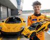 Construimos el pequeño McLaren P1 con Lego… mientras el grande circulaba por la pista