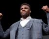 Francis Ngannou hace llover billetes sobre este artista y enciende la web (vídeo)