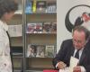 François Hollande firma en la librería Sauramps de Montpellier