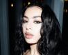 Charli XCX se revela al máximo luciendo solo una sábana y una peluca