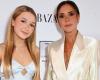 Con un vestido de satén a juego con el disfraz de su madre, Harper Seven Beckham pronuncia un discurso en homenaje a Victoria Beckham