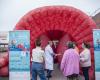 Una próstata inflable gigante instalada en el hospital para desafiar a los transeúntes.