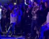 ¡Marc Lavoine le da una serenata a Adriana Karambeu en el corazón de París! (video)