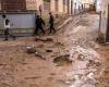 Pierde su auto en las inundaciones, su empleador amenaza con despedirlo porque llegó tarde al trabajo