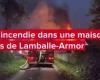 VIDEO. Un incendio devasta el tejado de una casa cerca de Lamballe-Armor