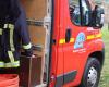 Un hombre rescatado por los bomberos tras una explosión tras un incendio en su coche.