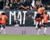 El Lorient domina al Guingamp y vuelve al Paris FC, aferrándose a Pau