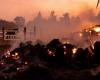 En California, los bomberos siguen luchando contra un destructivo incendio cerca de Los Ángeles