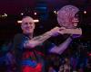 Martin Adams supera la prueba de Mason antes de que Neil Duff también gane en el World Seniors Darts Masters