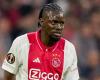 Francesco Farioli supera a Brian Brobbey y Bertrand Traoré en el partido entre Ajax y FC Twente