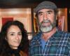 Eric Cantona apoyado por su esposa Rachida Brakni durante un discurso difícil