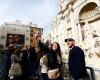 En construcción, la famosa Fontana de Trevi todavía se puede visitar desde una pasarela