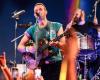 Durante un concierto, el cantante de Coldplay ayuda a un niño aplastado por la multitud